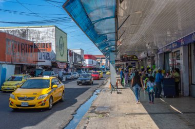 David PANAMA-MARCH 21, 2019: David, Chiriqui, Panama 'daki dükkan ve sokak satıcısı