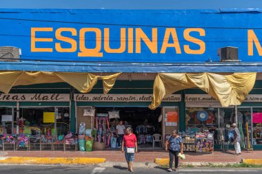 David PANAMA-MARCH 21, 2019: David, Chiriqui, Panama 'daki dükkan ve sokak satıcısı