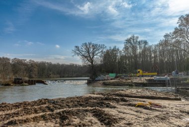Frankfurt, Almanya 'da Nidda Nehri' nde bir öküz kuşağı gölünün yenilenmesi ve bağlantısı
