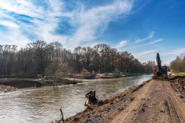 Frankfurt, Almanya 'da Nidda Nehri' nde bir öküz kuşağı gölünün yenilenmesi ve bağlantısı