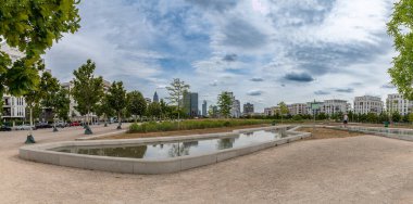 FRANKFURT AM MAIN, GERMANY-14 Temmuz 2023: Avrupa 'nın yeni Europaviertel ilçesindeki park ve modern binalar