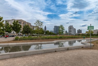 FRANKFURT AM MAIN, GERMANY-14 Temmuz 2023: Avrupa 'nın yeni Europaviertel ilçesindeki park ve modern binalar