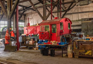 BREMERHAVEN, ALMANLIK-AĞUSTOS 27, 2022: servis salonunda onarılması gereken eski tren