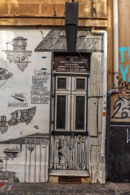 VALPARAISO, ŞİLİ-ŞİMDİ 25, 2021: tarihi Valparaiso, Şili 'deki eski ev girişi