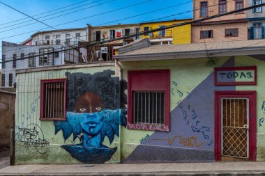 VALPARAISO, ŞİLİ-ŞİMDİ 25, 2021: Şili 'nin Valparaiso limanına cephe inşaatı