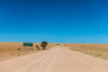 Namib Çölü, Namibya 'da C-26 çakıl yolu.