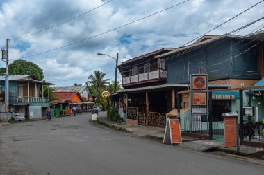 BOCAS DEL TORO, PANAMA-MARCH 18, 2019: şehir merkezindeki Bocas del Toro, Panama