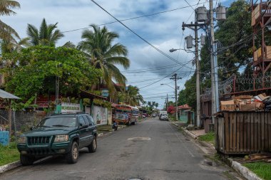BOCAS DEL TORO, PANAMA-MARCH 18, 2019: şehir merkezindeki Bocas del Toro, Panama