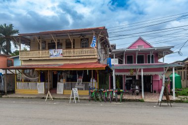 BOCAS DEL TORO, PANAMA-MARCH 18, 2019: Bölge başkenti Bocas del Toro, Panama 'daki güzel renkli Karayip evleri