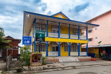 BOCAS DEL TORO, PANAMA-MARCH 18, 2019: Bölge başkenti Bocas del Toro, Panama 'daki güzel renkli Karayip evleri
