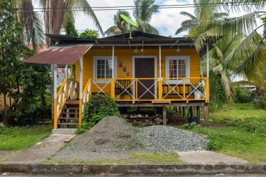BOCAS DEL TORO, PANAMA-MARCH 18, 2019: Bölge başkenti Bocas del Toro, Panama 'daki güzel renkli Karayip evleri