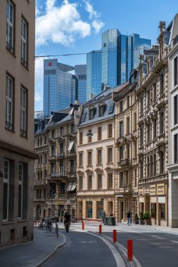 FRANKFURT AM MAIN, ALMANY-16 Temmuz 2023: Frankfurt, Almanya 'daki tarihi evler ve gökdelenler manzaralı Hochstrasse