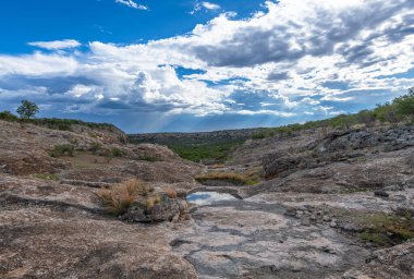 Ugab Nehri kıyısındaki dağ manzarası, Kunene, Namibya