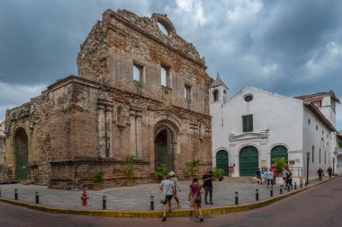 PANAMA ŞEHRİ, PANAMA-MARCH 03, 2019: Eski Panam şehrinde tarihi binaları olan küçük bir sokak