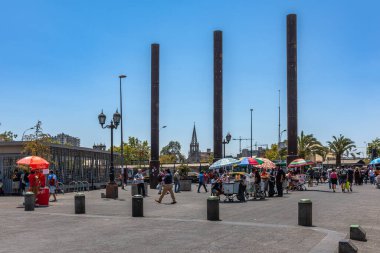 SANTIAGO, ŞİLİ-JANUARY 27, 2020: Santiago, Şili Merkez Pazarı önünde bilinmeyen insanlar