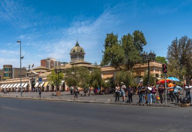 SANTIAGO, ŞİLİ-JANUARY 27, 2020: Santiago, Şili Merkez Pazarı önünde bilinmeyen insanlar