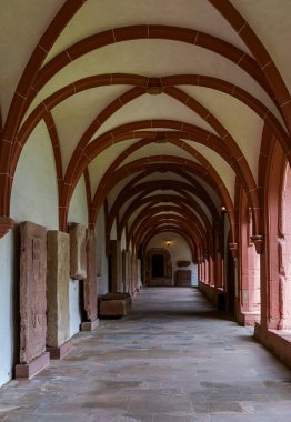 EBERBACH, GERMANY-MAYIS 29, 2019: Almanya 'nın Eltville yakınlarındaki Rheingau' daki Eberbach Manastırı