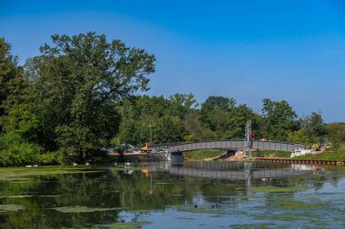 FRANKFURT AM MAIN, ALMANY-EPTEMBER 02, 2024: Nidda, Frankfurt, Almanya üzerinde yeni bir yaya köprüsü inşaatı