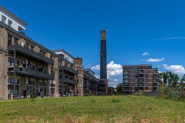 HATTERSHEIM AM MAIN, GERMANY-14 Temmuz 2024: Eski bir fabrikanın restorasyonu ve konut kompleksine dönüştürülmesi