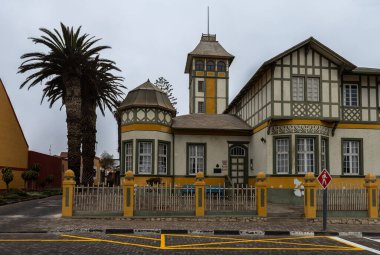 SWAKOPMUND, NAMIBIA-ARALIK 23. 2023: Swakopmund, Namibya 'da kulesi olan tarihi kadın.