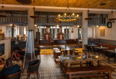 SWAKOPMUND, NAMIBIA-ARALIK 25. 2023: Swakopmund, Namibya 'daki bira fabrikası ve restoran