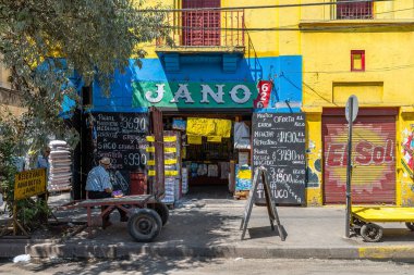 SANTIAGO, ŞİLİ-JANUARY 28, 2021: Şili 'nin Vega Merkez Bölgesi' ndeki sokak pazarı