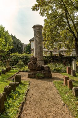 Almanya 'nın Frankfurt Hoechst kalesinde eski kumtaşı figürleri