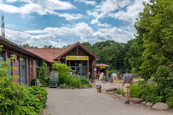 AHRENSBURG, GERMANY-JUNE 24, 2023: Hamburg yakınlarındaki Wulfsdorf Çiftliği, Ahrensburg