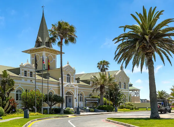 SWAKOPMUND, NAMIBIA-ARALIK 25. 2023: Tarihi Swakopmund Oteli 'nin cephesi, Namibya Kopie