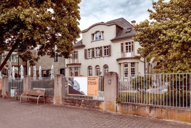 RSSELSHEIM, GERMANY-MAYIS 23, 2025: Opelvillen Sanat ve Kültür Vakfı, Ruesselsheim, Hesse, Almanya 