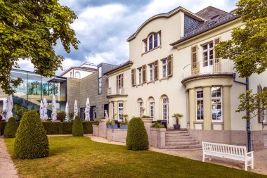 RSSELSHEIM, GERMANY-MAYIS 23, 2025: Opelvillen Sanat ve Kültür Vakfı, Ruesselsheim, Hesse, Almanya 