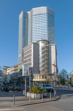 FRANKFURT AM MAIN, GERMANY-APRIL 05, 2025: Kaiserplatz ve Junior-Haus 'un arka planda gökdelen, Frankfurt, Almanya