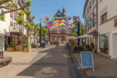 HOFHEIM AM TAUNUS, ALMANY-MAYIS 19, 2025: tarihi eski Hofheim am Taunus kasabasının ana caddesi, Hesse, Almanya