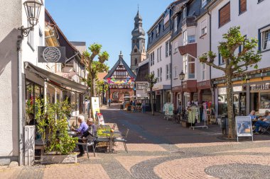 HOFHEIM AM TAUNUS, ALMANY-MAYIS 19, 2025: tarihi eski Hofheim am Taunus kasabasının ana caddesi, Hesse, Almanya