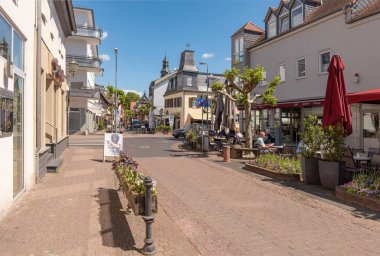 HOFHEIM AM TAUNUS, ALMANY-MAYIS 19, 2025: tarihi eski Hofheim am Taunus kasabasının ana caddesi, Hesse, Almanya