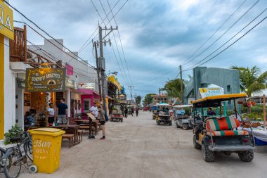 HOLBOX, MEXICO-MARCH 22, 2018: Holbox, Quintana Roo, Meksika 'da kumlu bir yol