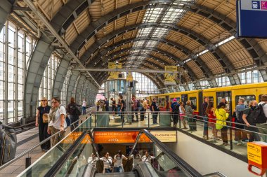 BERLİN, ALMANY-HAZİRAN 04, 2025: Alexanderplatz İstasyonu, Berlin, Almanya