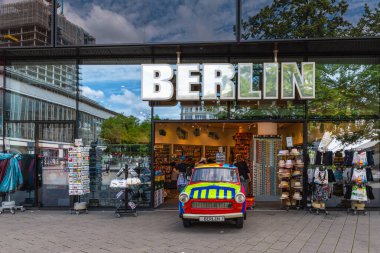 BERLİN, ALMANY-HAZİRAN 04, 2025: Berlin Mitte, Almanya 'da bir hediyelik eşya dükkanının önündeki renkli Trabant arabası