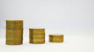 Para biriktirme kavramını beyaz arkaplanda arttır.