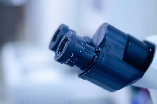 Microscopio Vicino Laboratorio — Foto Stock