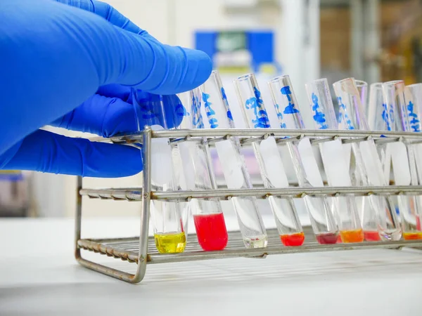 Científico Con Guante Azul Analizando Grupos Sanguíneos Laboratorio —  Fotos de Stock