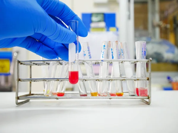 Вчений Синьою Рукавичкою Тестує Групування Крові Лабораторії — стокове фото