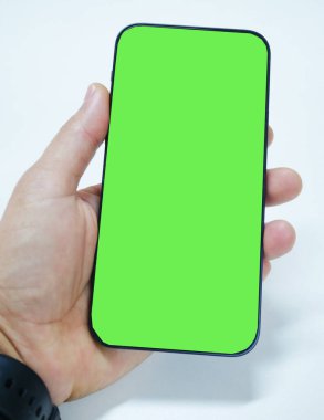Teknoloji iletişim kavramında yeşil ekranlı akıllı telefon.