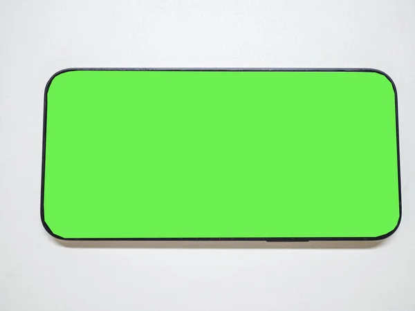 テクノロジーコミュニケーションの概念で緑の画面を持つスマートフォン — ストック写真