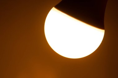 Bulanık balina, ayın bağbozumu tonu gibi.