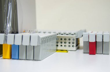 Otomasyon hi teknoloji analizcisi beyaz laboratuvarda.