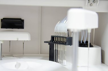 Otomasyon hi teknoloji analizcisi beyaz laboratuvarda.