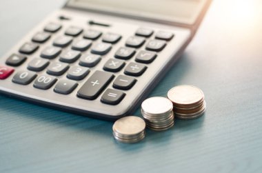 Tasarruf kavramında büyüyen hesap makinesi ve para.