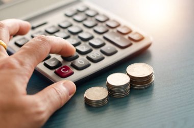 Tasarruf kavramında büyüyen hesap makinesi ve para.