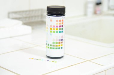 Modern laboratuvarda mavi eldivenle çalışan bir bilim adamı..